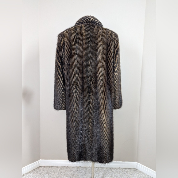 Vintage Montreal Fur Coat – Chevron Striped Let-Out Design, - Picture 9 of 13